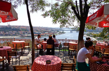 იცით  თუ  არა,  რომ  სტამბოლში,  ეიუბის რაიონში არის ყავის სახლი რომელსაც ცნობილი ფრანგი მწერლის სახელი ჰქვია