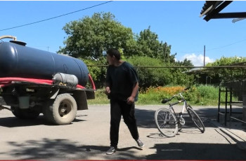ფეხბურთის თამაში სამანქანო გზაზე და კარის ნაცვლად საზოგადოებრივი ტრანსპორტის გაჩერების გამოყენება - გორის სოფელ შერთულში სტადიონი უნდათ 28.06.2023