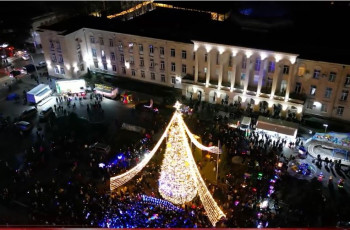 გორში, მუნიციპალიტეტის მთავარი ნაძვის ხე გაანათეს - გორელების ნაწილს საახალწლოდ მორთული ქალაქი არ მოსწონს 18.12.2023