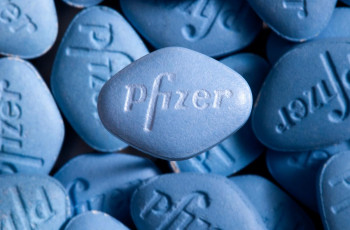 Pfizer-ი აცხადებს, რომ მისი კორონავირუსის საწინააღმდეგო აბები ჰოსპიტალიზაციისა და სიკვდილიანობის მაჩვენებელს თითქმის 90%-ით ამცირებს